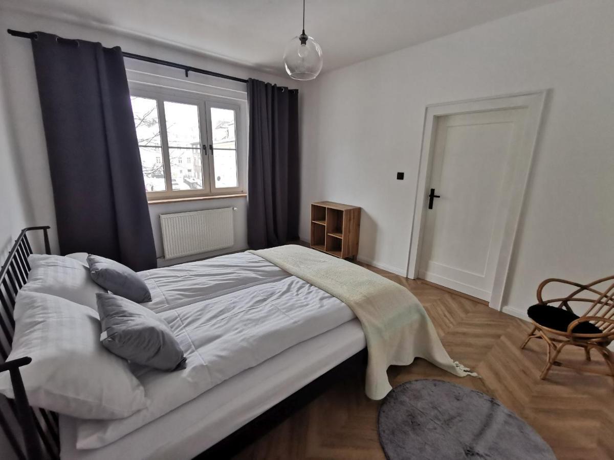 Apartament Black&White Jelenia Góra Екстериор снимка